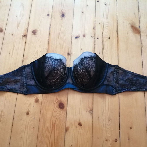 Hunkemöller NOIR balconette lace bra with satin and black stones, 70D