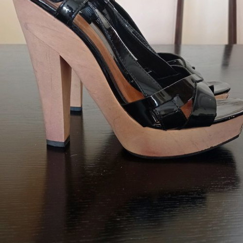 Schutz sandals new with wooden heel and patent leather size 40