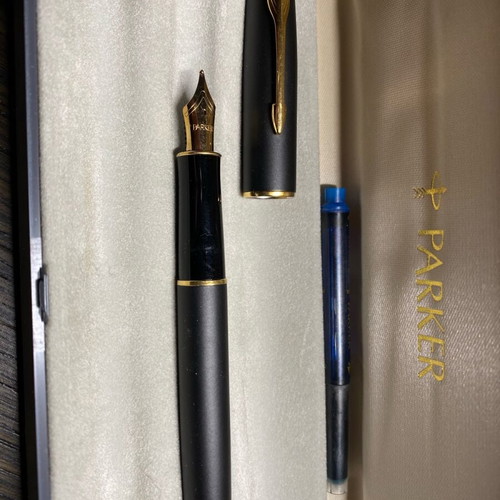 Parker Sonnet matte black fountain pen like new with box and converter