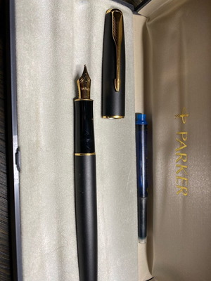 Parker Sonnet matte black fountain pen like new with box and converter
