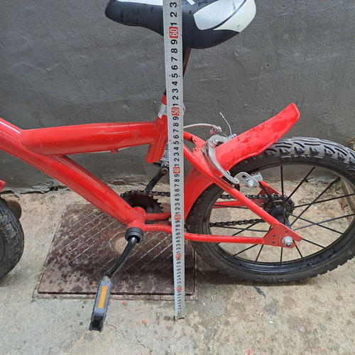 Children's bicycle used, red, saddle height approx. 60 cm