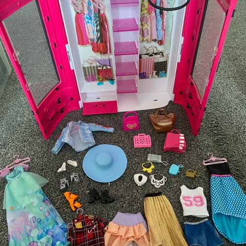 Barbie closet wardrobe with clothes and accessories like new