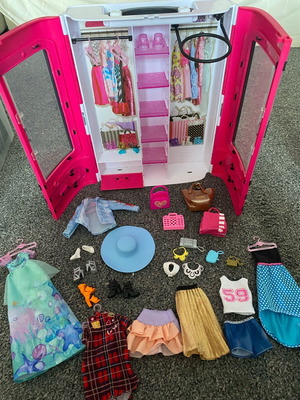 Barbie closet wardrobe with clothes and accessories like new