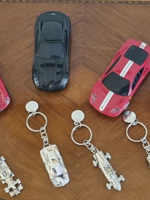 Συλλογή αυτοκινήτων Ferrari και 4 μπρελόκ Ferrari καινούργια