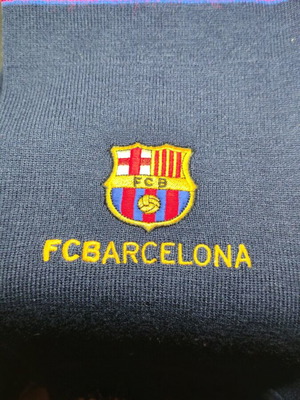 Barcelona scarf like new, elegant and discreet