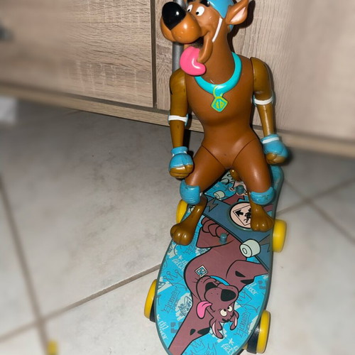 Scooby Doo skateboard and remote control figure set