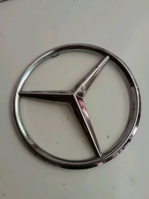 Πλαστικό σήμα Mercedes μεταχειρισμένο από φορτηγό