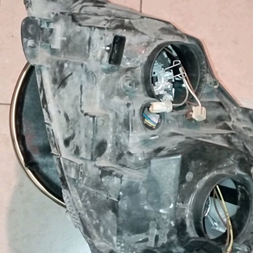 Renault Clio II headlights used, one with broken mounts