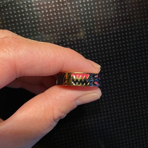 Loisir stainless steel ring used with pink, black and gray enamel