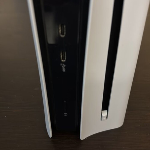 PlayStation 5 Pro конзола като нова с 2 контролера