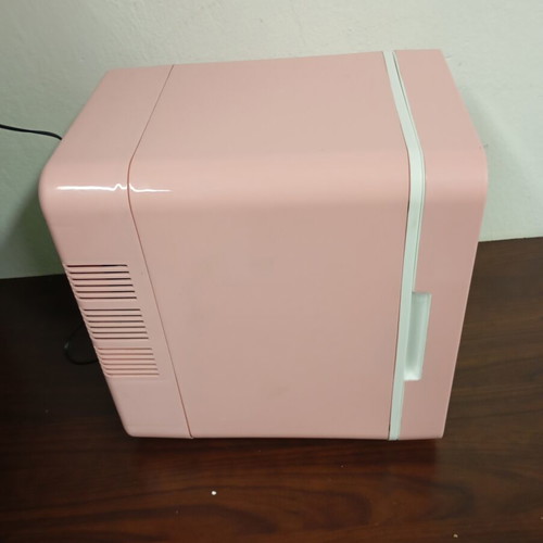 Mini beauty fridge 4 liter like new