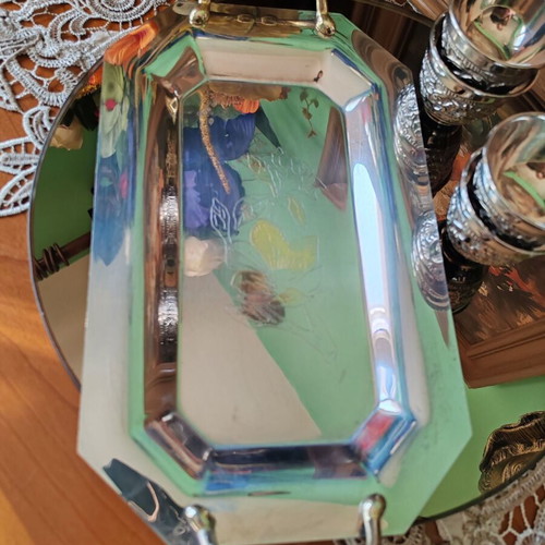 Silver-plated sake set like new with 4 cups and tray with brass handles