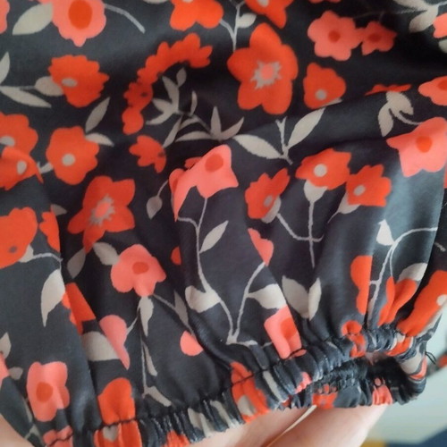 Floral wrap blouse Shein like new, size M, black and red