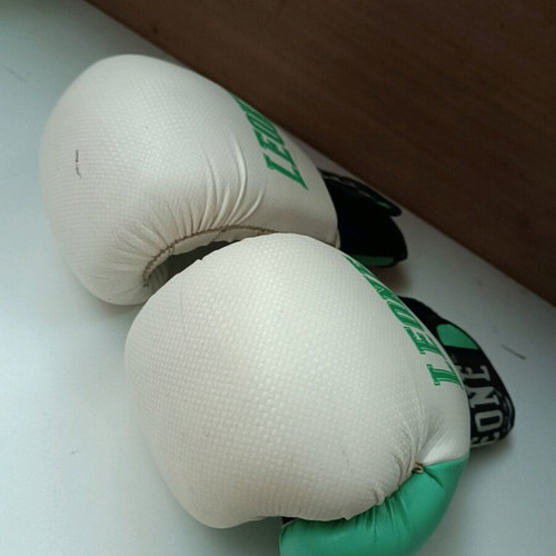Leone boxing gloves like new for kids and women