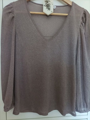 Mango blouse like new, metallic fabric, comfortable fit, size XS