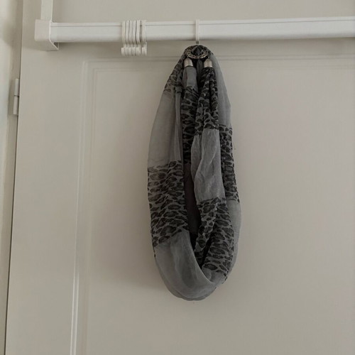 Scarf with circular leopard pattern in gray like new