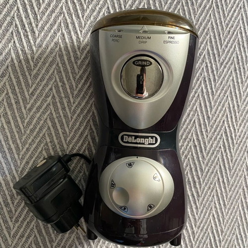 Delonghi coffee grinder like new with base and adapter