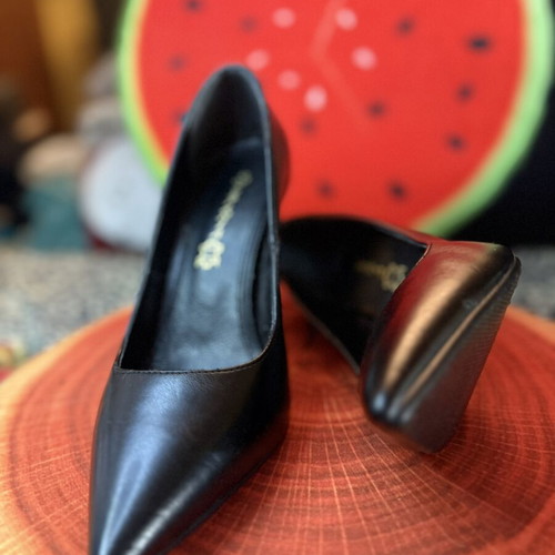 Stefania Genuine Leather Black Pumps Size 39 like new