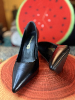 Stefania Genuine Leather Black Pumps Size 39 like new