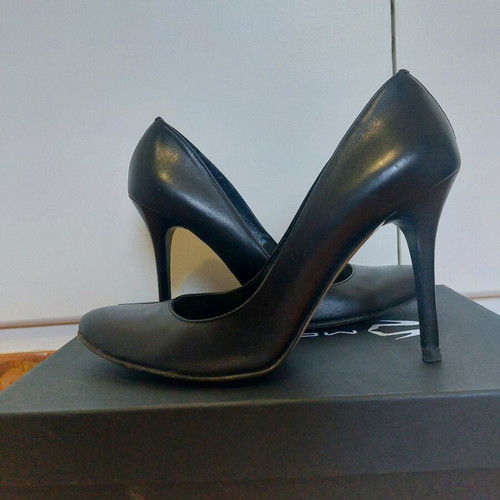 Black leather women's pump like new size 39