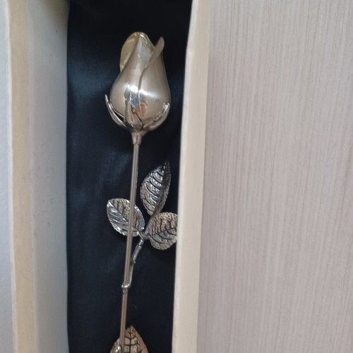 Decorative rose collectible from Italian house, like new