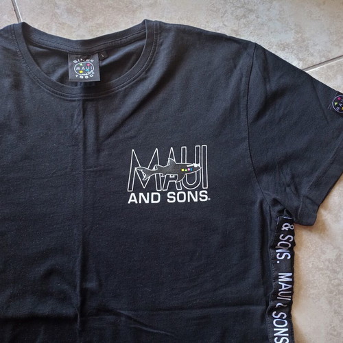 Maui and Sons T-Shirt size L like new, black with side tape logo