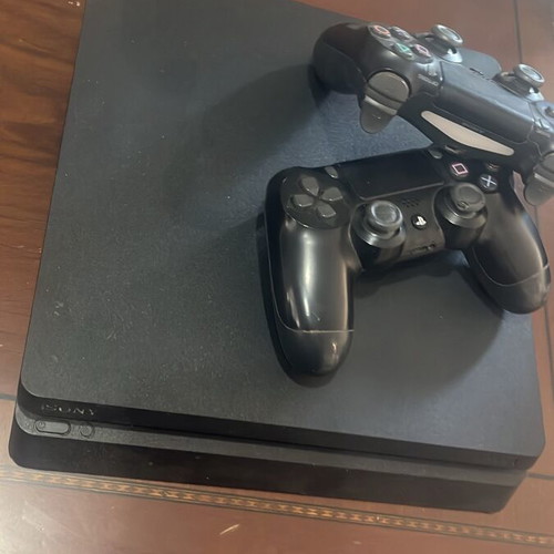 PlayStation 4 употребяван с 1 контролер и 3 игри