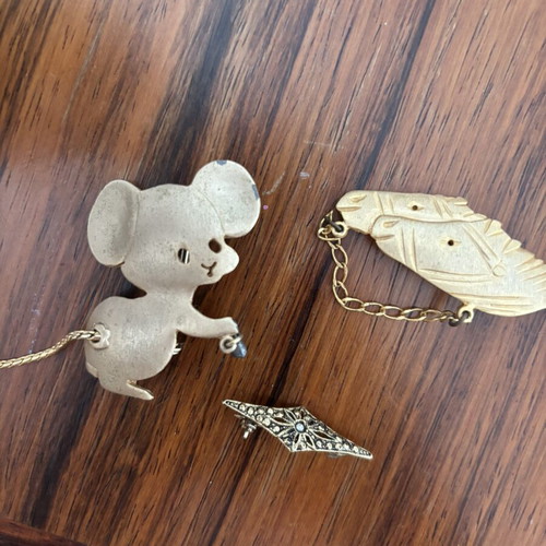 Vintage gold-plated collectible pin set like new