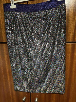 Skirt like new with iridescent sequins and elastic waist, size M - L
