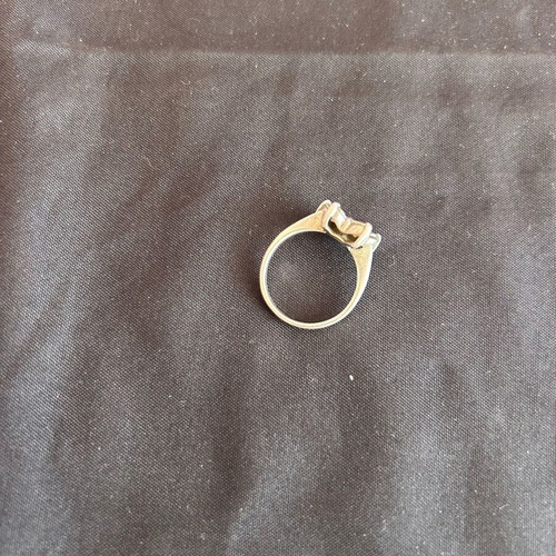 Silver 925 ring used with white flower-shaped stones