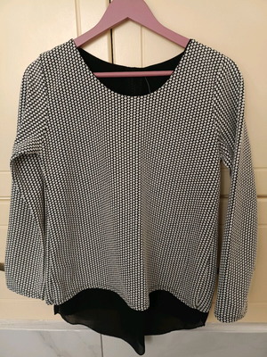 Women's blouse like new with black and white geometric pattern and back design