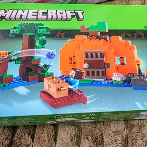LEGO Minecraft The Pumpkin Farm set like new 257 pieces