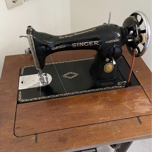 Singer sewing machine new condition, collectible