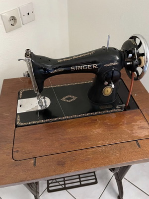 Singer sewing machine new condition, collectible