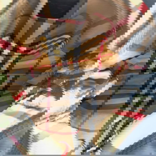 Burberry найлонова чанта за рамо употребявана, каки с обезцветявания