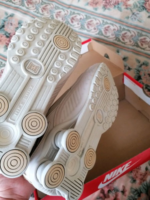 Nike Shox μεταχειρισμένα σε λευκό με χρυσές λεπτομέρειες μέγεθος 39