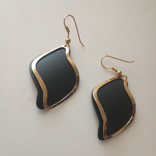 Dangling earrings new with black matte and gold details