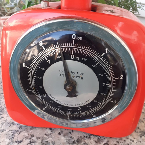 Vintage mechanical kitchen scale like new with orange enamel body