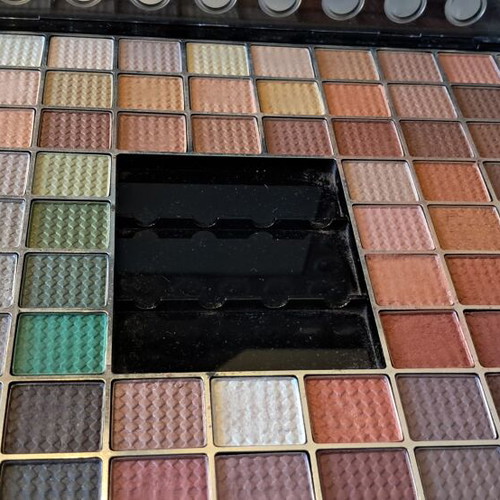 Eyeshadow palette with 98 shades like new