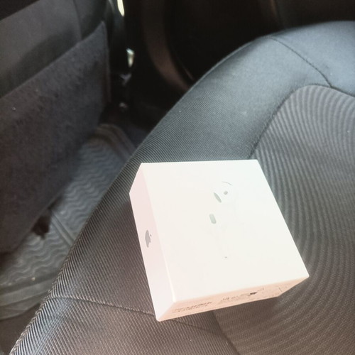 AirPods 4 used, like new with box