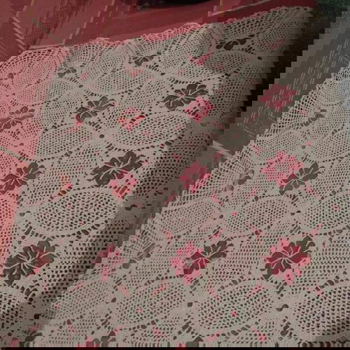 Покривка за маса ръчно плетена, като нова, размери 175x145 см