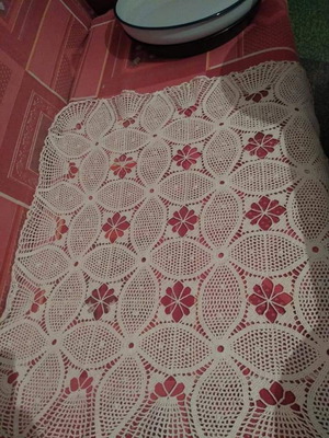 Покривка за маса ръчно плетена, като нова, размери 175x145 см