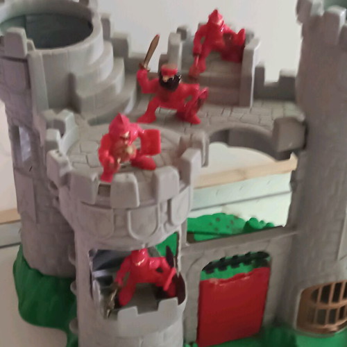 Fisher-Price castle with knights used, 7 figures