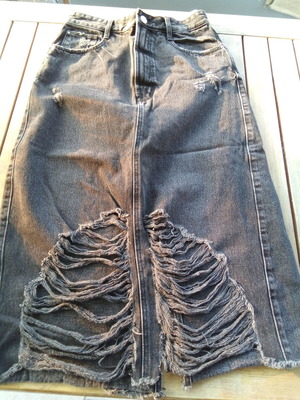 Y2K Grunge denim skirt Zara like new with rips, black