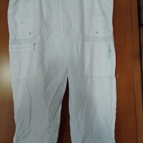 Capri pants white like new with elastic waist and decorative pockets