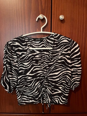Ζεβρέ μπλουζάκι Pink Woman σαν καινούργιο, μέγεθος M, μαύρο και άσπρο