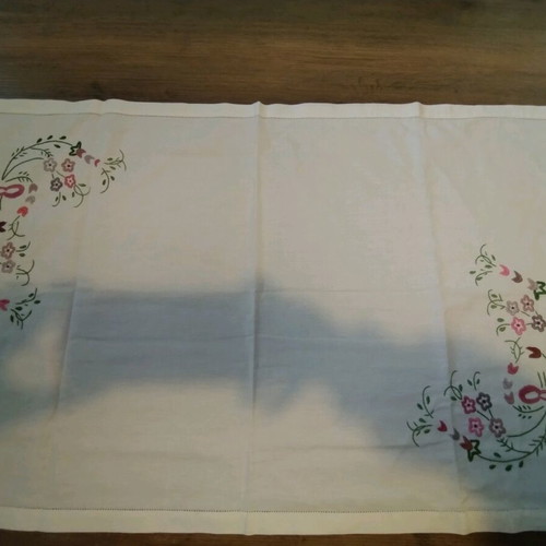 Table linens set of 2 doilies and 2 napkins in excellent condition