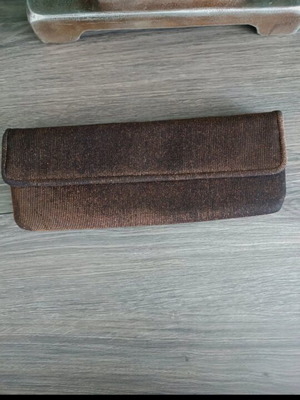 Evening bag that shimmers like new