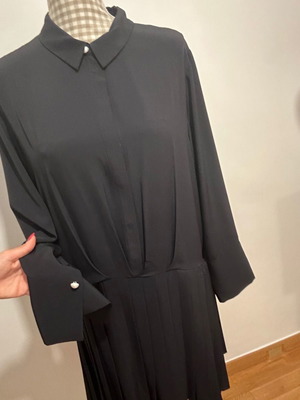 Zara тъмносиня рокля риза с перлени детайли на яка и ръкав размер XL употребявана