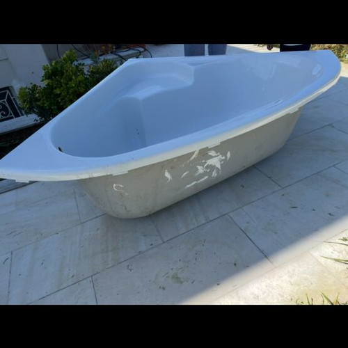 Acrylic corner bathtub 120×120 cm like new